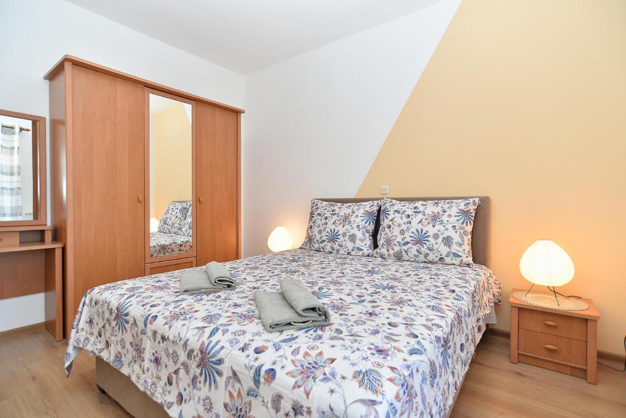 Apartments Milka 2074 Πόρετς Εξωτερικό φωτογραφία